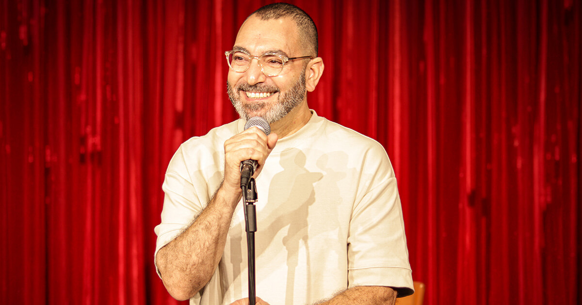 אורן זוזל במופע סטנד אפ סטנדאפ
